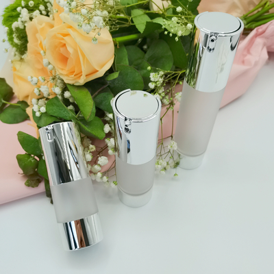 工場価格の光沢がある銀製色15ml、30ml、贅沢で空気のないびん2022年を包む50ml Skincare