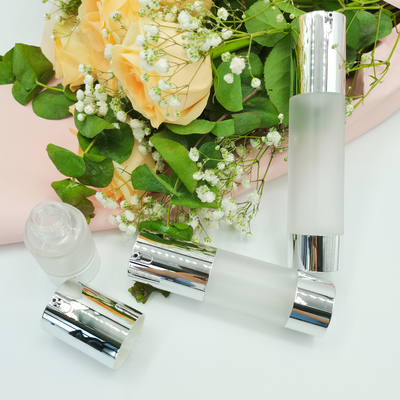 工場価格の光沢がある銀製色15ml、30ml、贅沢で空気のないびん2022年を包む50ml Skincare