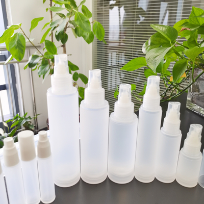 スキン ケアの包装のための曇らされたプラスチック化粧品のびんセット 5ml 10ml 15ml 50ml 100ml