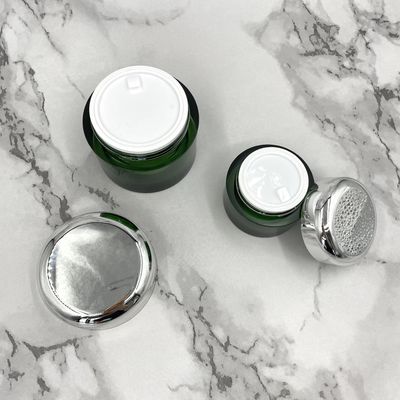 緑のEco友好的な化粧品の包装50g 100gはスキン ケア プロダクトのための瓶を金属で処理した
