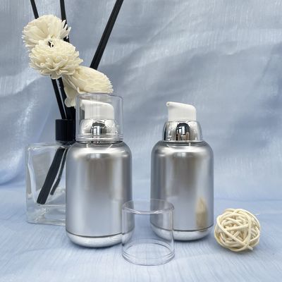 ねじれ80ml 100mlの空気のないポンプはMSが円形の底を金属で処理した真空PPをびん詰めにする