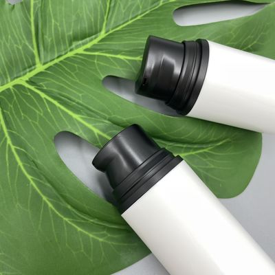 スキン ケアの空の黒いローション ポンプびん15ml 30ml 50ml PPは止まる