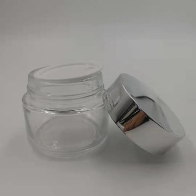 光沢がある銀製の帽子の白いふたのマスクの泥が付いているMSDSのゆとり100gガラスのクリームの瓶